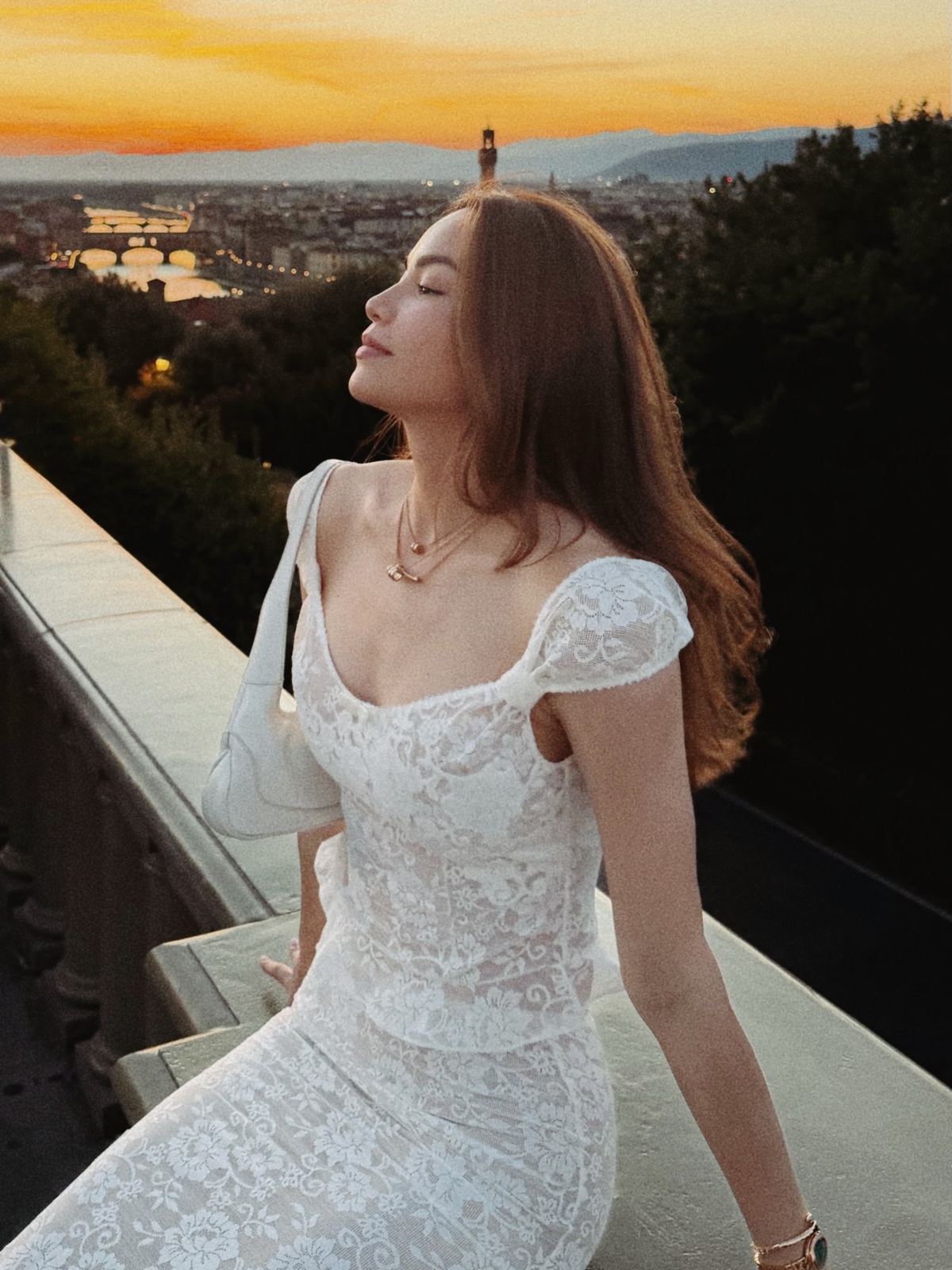 Cô diện áo ren trễ ngực sâu với chân váy đồng điệu bó sát. Những set đồ của Hồ Ngọc Hà luôn đi kèm loạt phụ kiện trang sức xa xỉ, trị giá cả tỷ đồng.