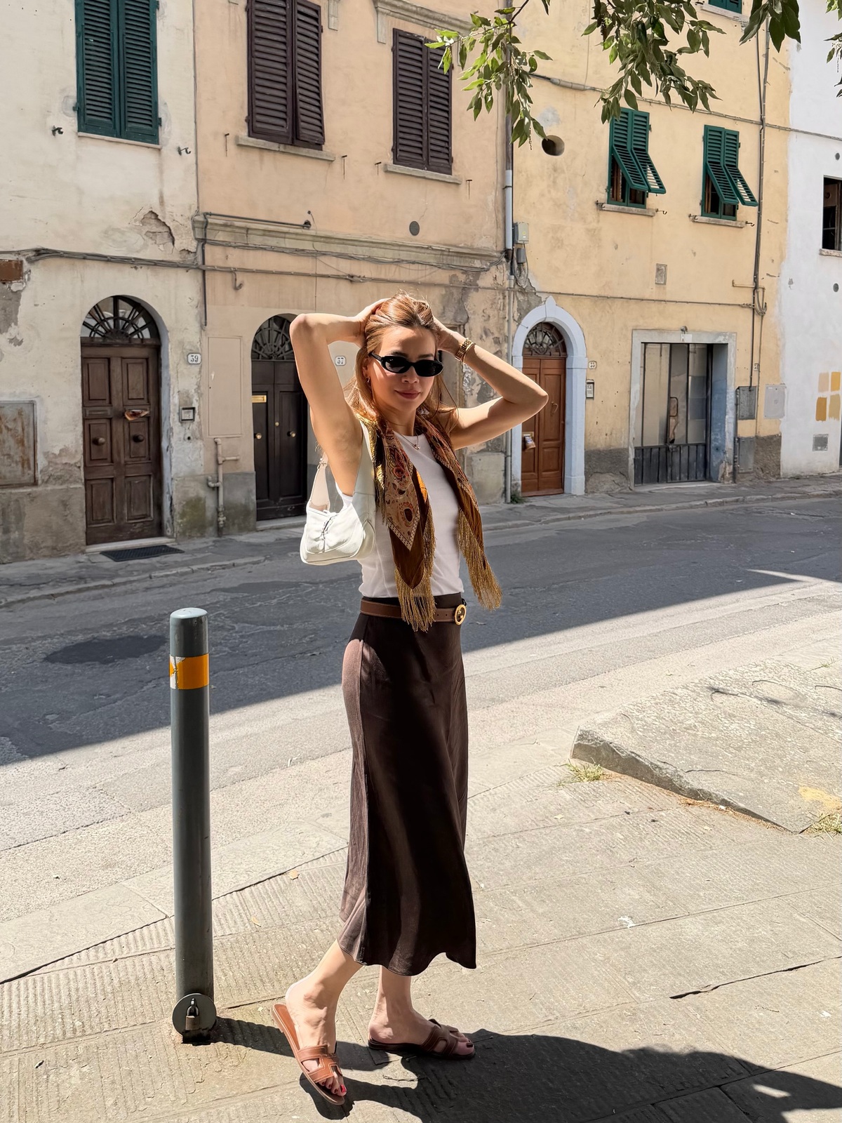 Khi đến thị trấn cổ Palaia ở Italy, bà xã Kim Lý cũng ứng dụng hai tông màu trắng - nâu tối giản.