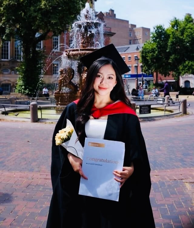 Lê Thị Thanh Hằng nhận bằng Thạc sĩ Truyền thông và Quan hệ công chúng Xuất sắc (Distinction) tại Đại học Leicester, Anh Quốc.