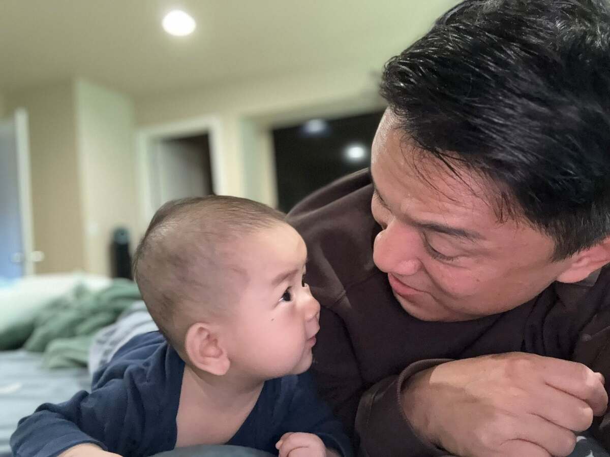 Lam Trường bên con trai lúc bé vài tháng tuổi.