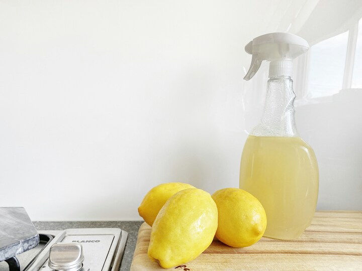 Nước cốt chanh chứa axit citric, giúp phân hủy vết cặn canxi và xà phòng trên kính phòng tắm. (Ảnh: Drench)