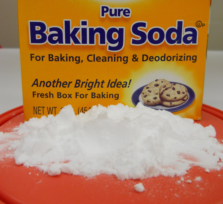 Baking soda giúp tẩy cặn trên kính phòng tắm hiệu quả. (Ảnh: Swain.ces)