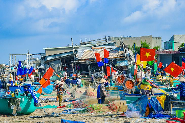 Khu vực tập kết thuyền, lưới và ngư cụ rực rỡ sắc màu tại làng chài Long Hải. Ảnh: Lâm Nguyễn