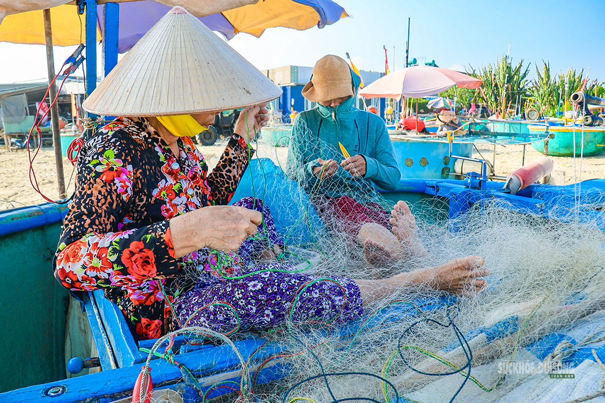 Tỉ mỉ nối lại từng mắt lưới bị hư hỏng. Ảnh: Lâm Nguyễn
