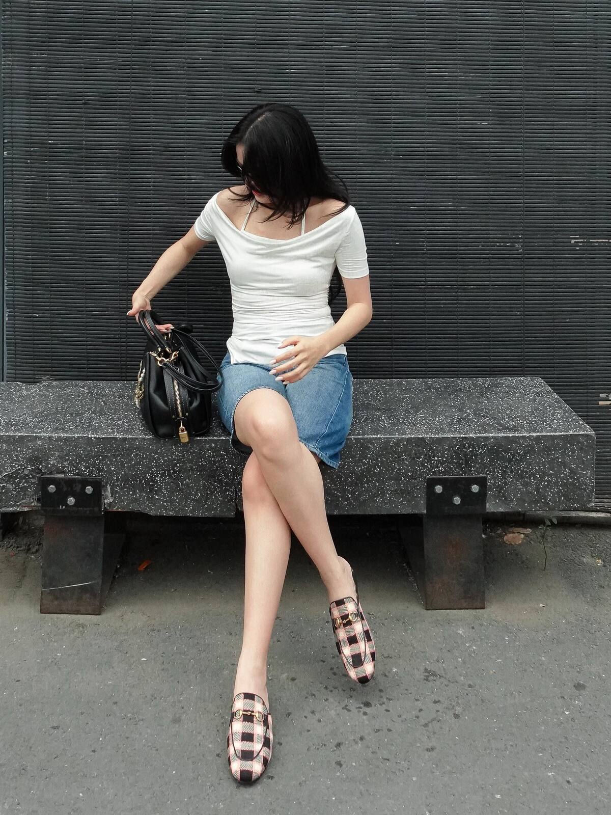 Gần đây, ca sĩ thay đổi phong cách, được khán giả khen trẻ trung hơn trước. Người đẹp ưu tiên các thiết kế đang hot với kiểu dáng ngắn, rộng, bất đối xứng, phối dép sục, dép xỏ ngón cao gót đơn giản của thập niên 1990. Ngoài ra, kiểu tóc và phụ kiện cũng được cô chăm chút hơn, thay đổi linh hoạt, giúp vẻ ngoài thêm sinh động.