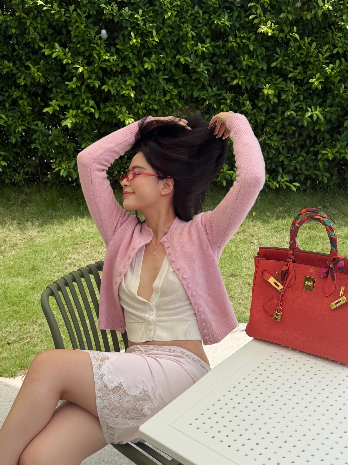Trong một lần dạo phố, giọng ca See tình dùng túi Birkin đỏ cam làm điểm nhấn sang trọng cho bộ trang phục gồm cardigan, váy ngủ.