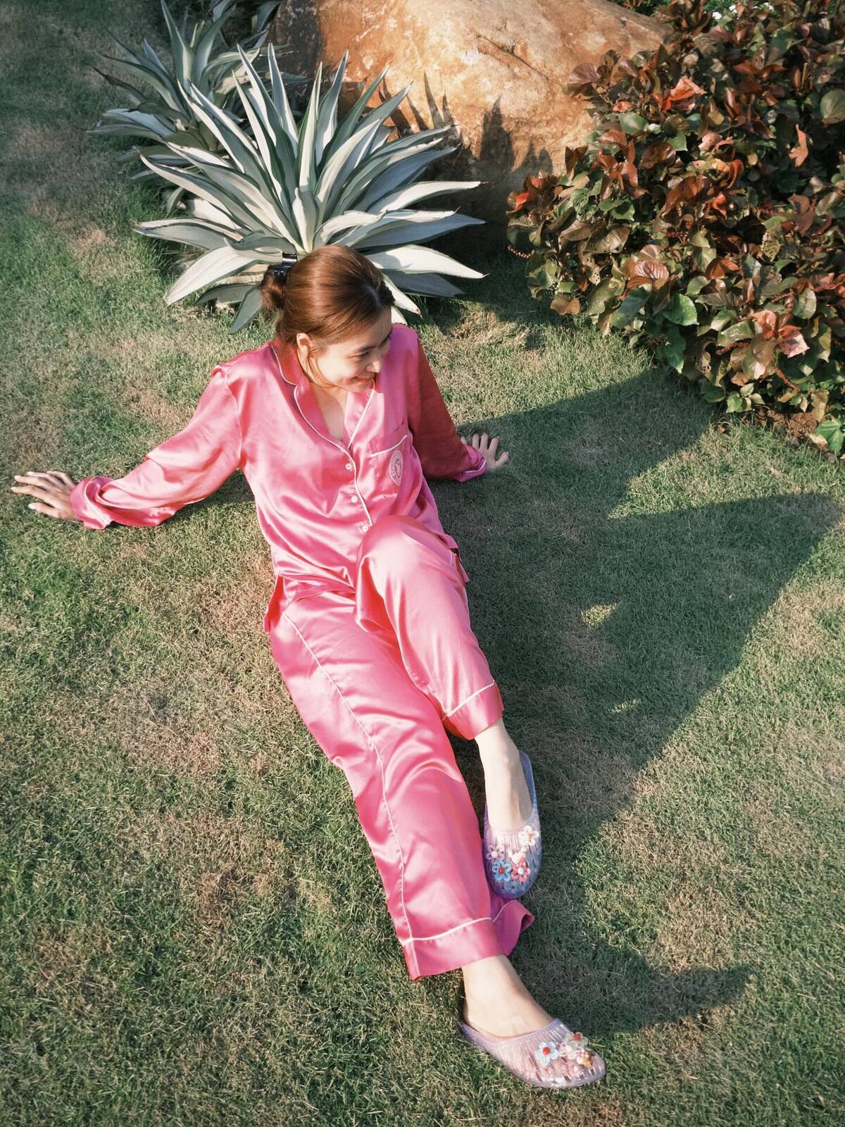 Diễn viên lăng xê mốt đồ ngủ bằng bộ pyjama lụa hồng của Victorias Secret có giá 75,95 USD (gần 2 triệu đồng). Cô hoàn thiện bằng dép nhựa đính hoa - kiểu phụ kiện hot năm nay được giới trẻ Trung Quốc yêu thích.