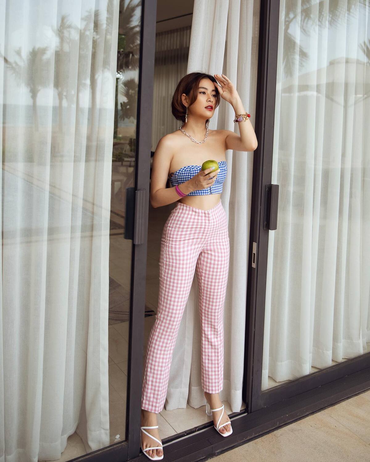 Người đẹp tôn đường cong trong bộ quần áo họa tiết gingham ôm dáng.