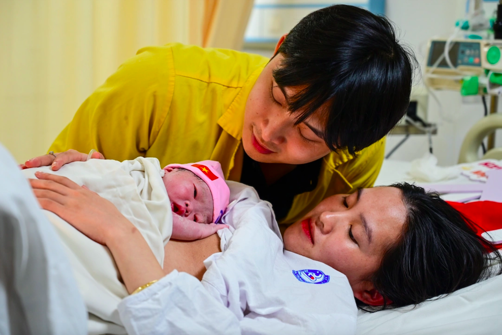 Bố mẹ hạnh phúc đón con chào đời tại Bệnh viện Phụ sản Trung ương. Ảnh: Giang Huy