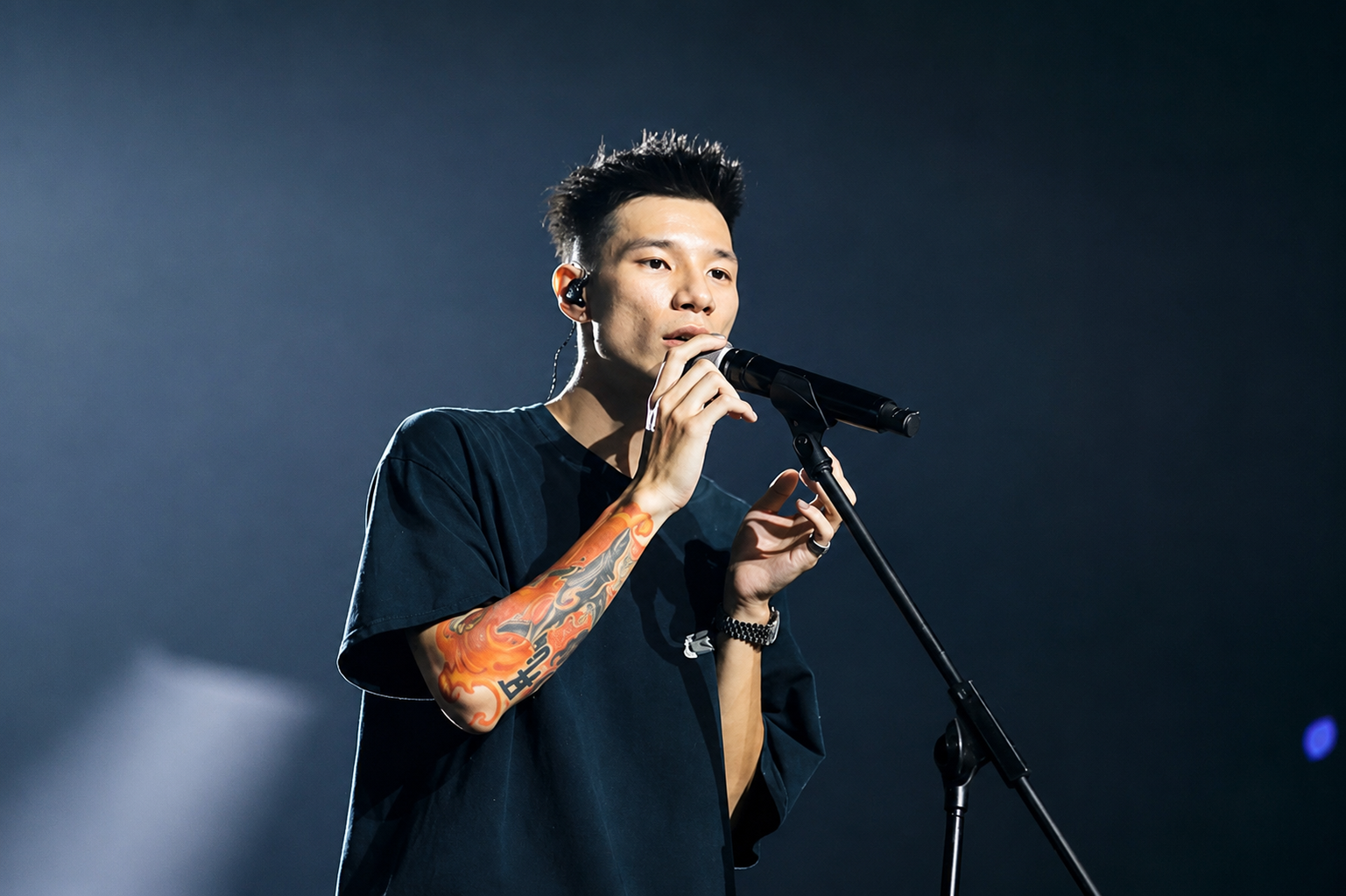 Rapper MCK lên tiếng xin lỗi, hứa gỡ bỏ sản phẩm bị phản ánh có ngôn từ tục tĩu. 