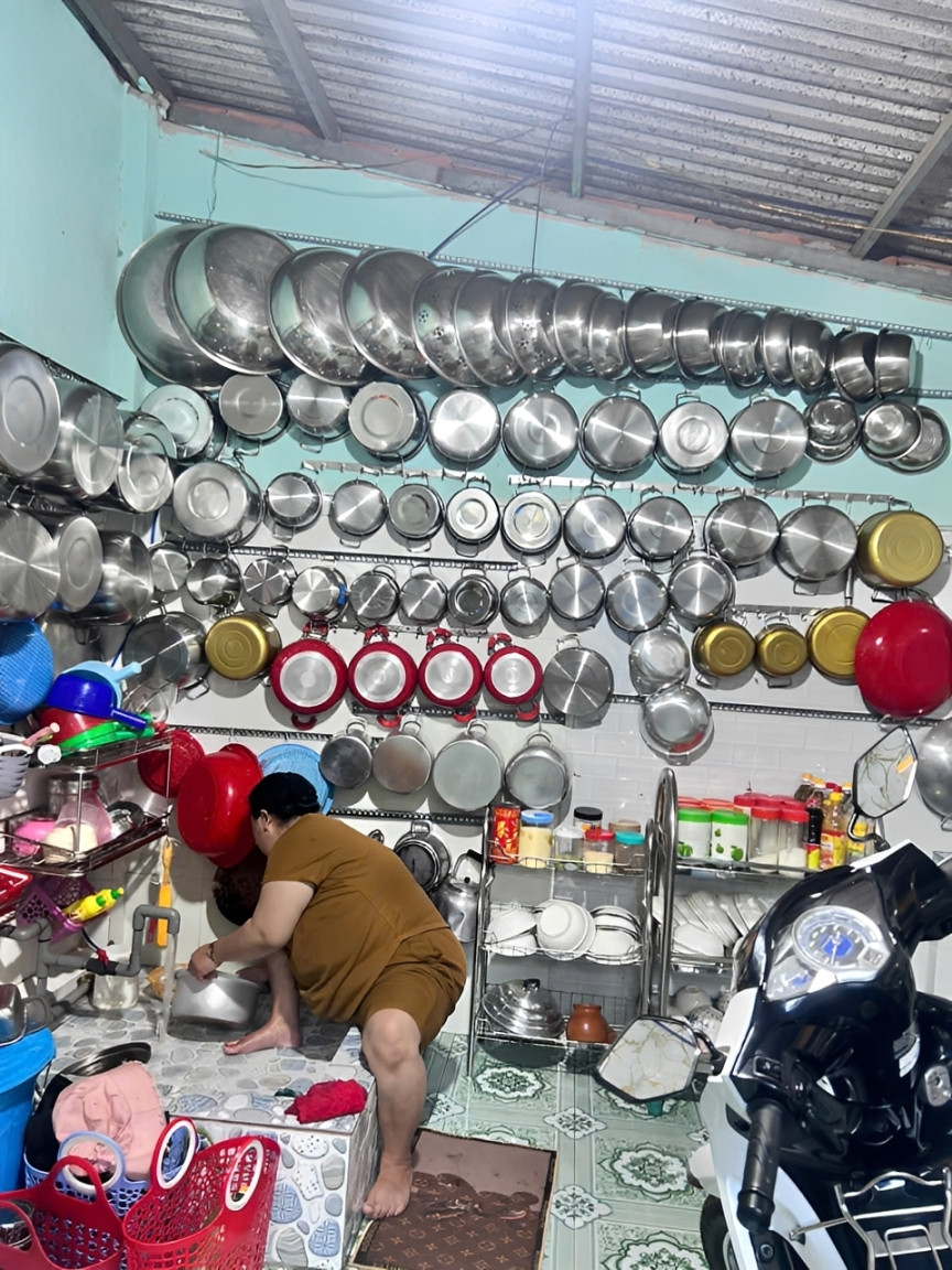 Căn nhà treo cả trăm chiếc xoong nồi, hàng chục rổ rá đều tăm tắp ở miền Tây - 2