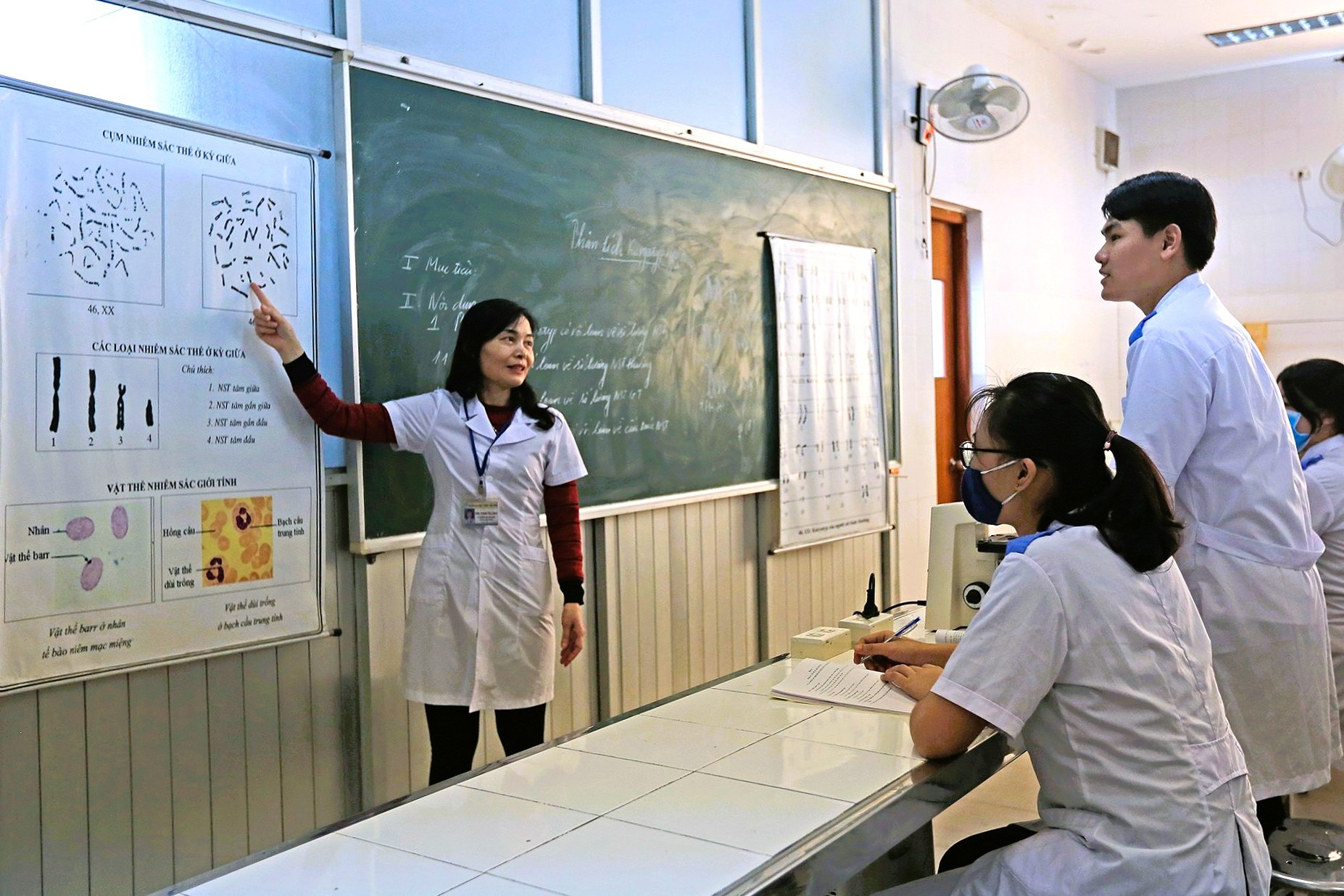Ngô Minh Hiếu vừa tốt nghiệp ngành Y khoa. Trong ảnh là một giờ học của Minh Hiếu tại Trường ĐH Y Dược Thái Bình. Ảnh: Lê Anh Dũng