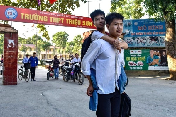 Đôi bạn Ngô Minh Hiếu - Nguyễn Tất Minh đã viết nên một câu chuyện đẹp về lòng yêu thương và tinh thần hiếu học.