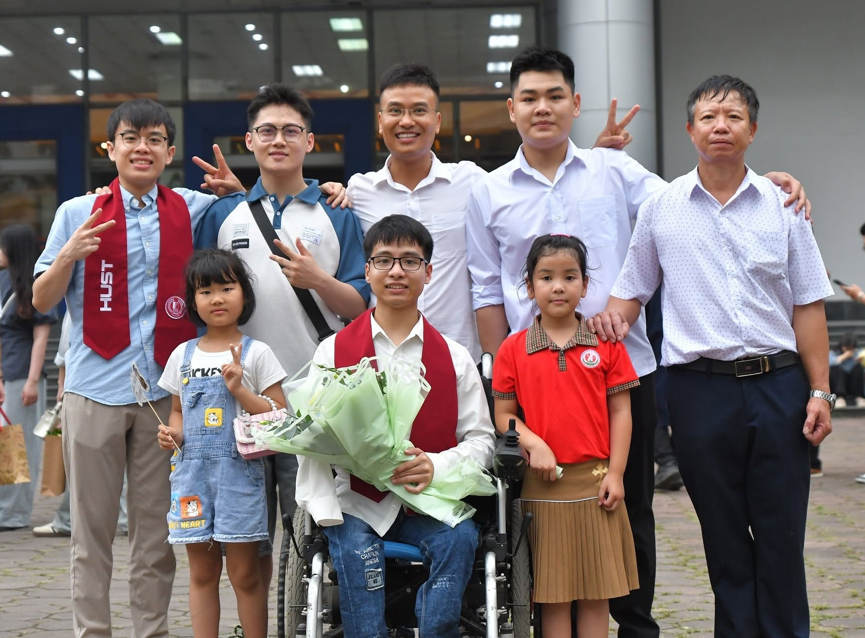 Ngô Minh Hiếu (hàng thứ hai, đứng thứ hai từ phải sang) trong lễ tốt nghiệp của Nguyễn Tất Minh tại ĐH Bách khoa Hà Nội năm 2025. Ảnh: NVCC