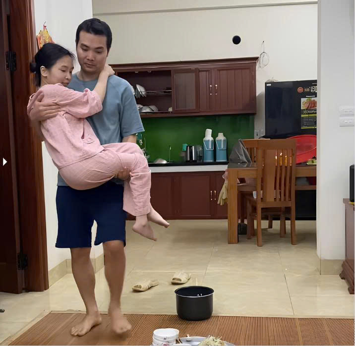 Tuấn bế vợ ra dùng bữa cùng gia đình mỗi ngày. Ảnh: Tuandaily