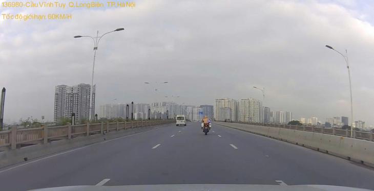 Cụ ông bị tai biến cần cấp cứu, CSGT Hà Nội nhanh chóng dùng xe chuyên dụng mở đường, hỗ trợ đưa người bệnh đến Bệnh viện Bạch Mai kịp thời.