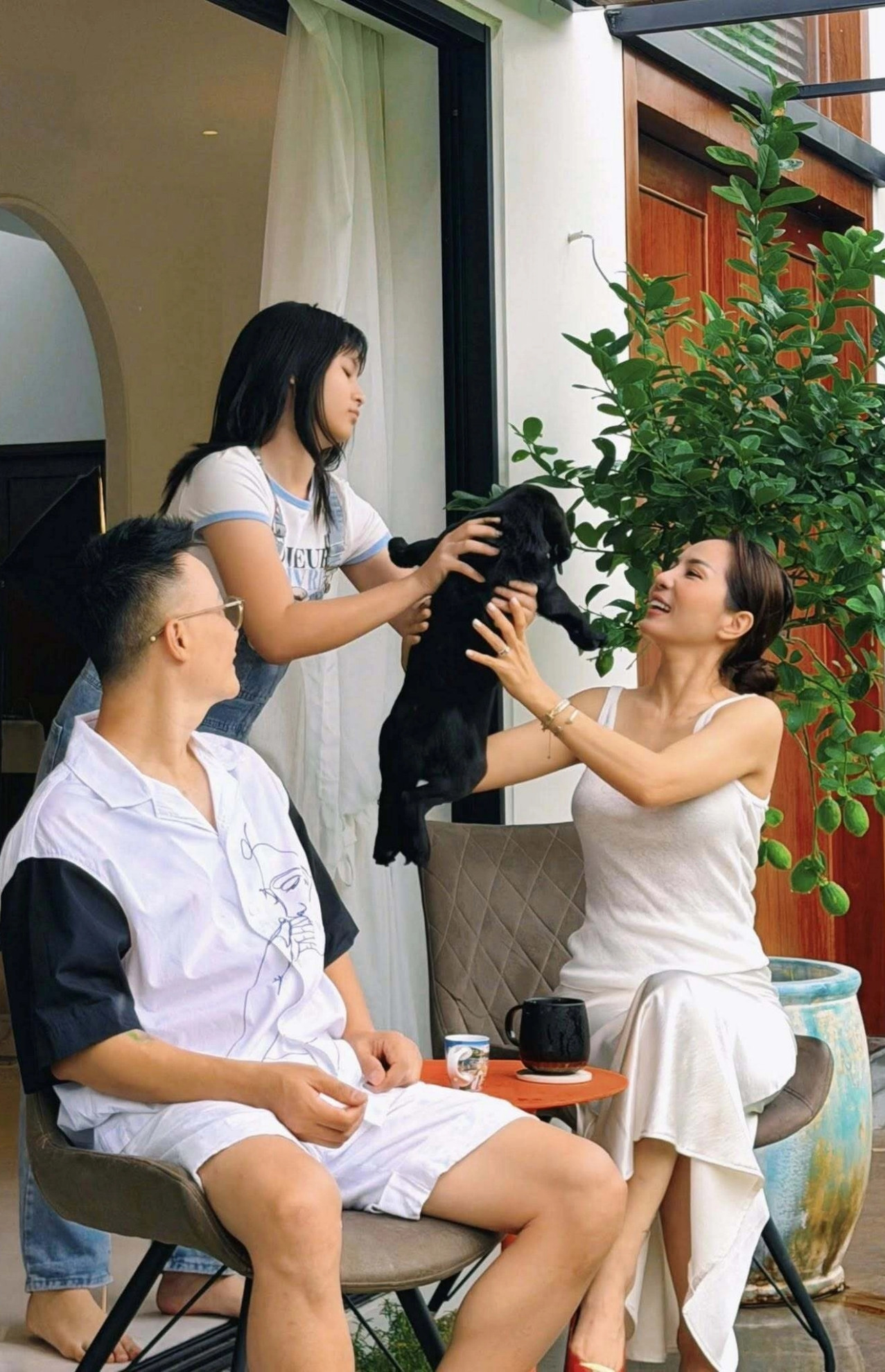 Ca sĩ Hoàng Bách cùng vợ con vừa dọn về biệt thự 500m2 ở ngoại thành TPHCM. 