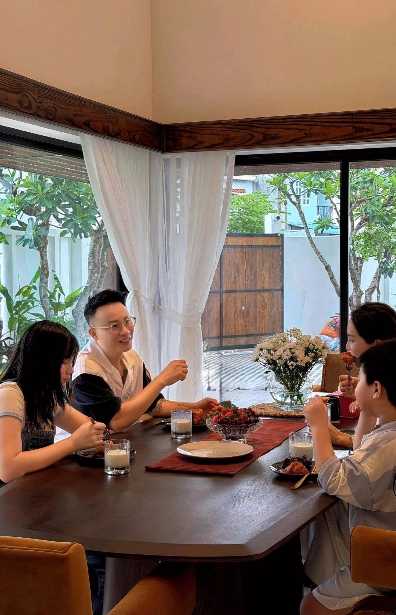 Gia đình 3 thế hệ sống ở biệt thự 500m2 của nam ca sĩ Việt lấy vợ cựu người mẫu - 1