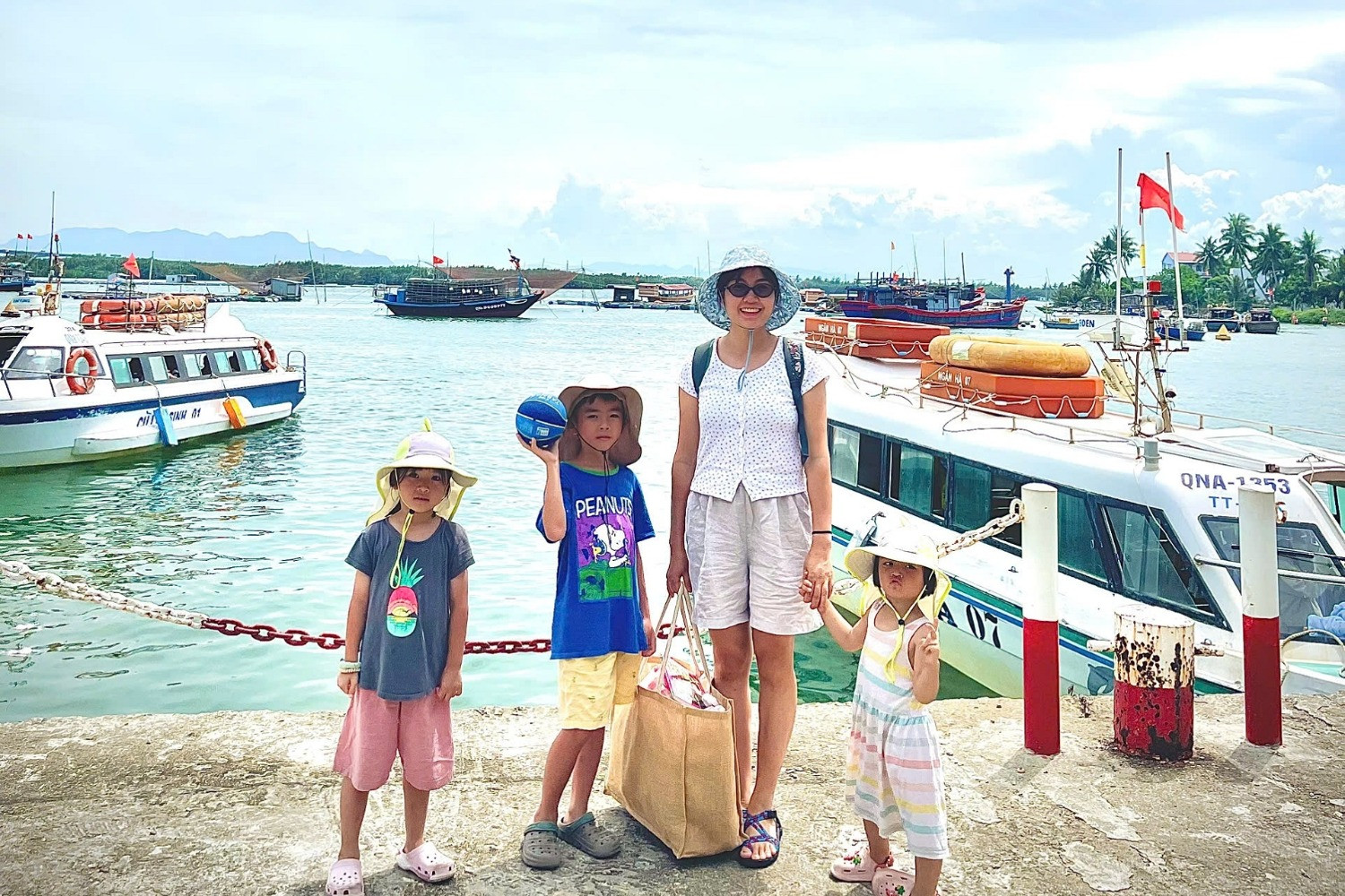 Bên cạnh những người dân trên đảo, các con của chị Tâm cũng có cuộc gặp gỡ đáng nhớ với một vị khách nước ngoài.