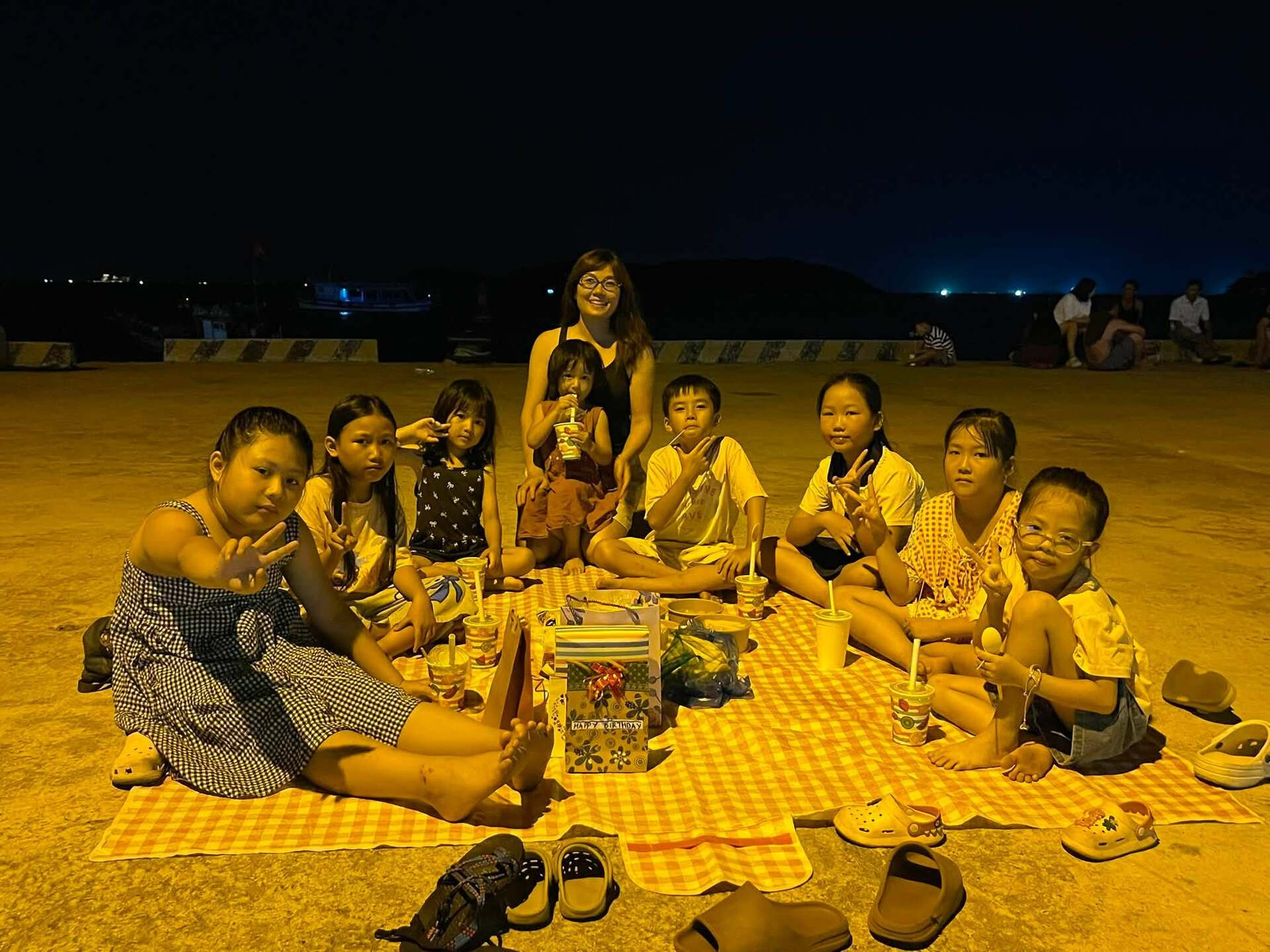 10 ngày ở đảo, 3 con của chị Tâm có thêm những người bạn mới