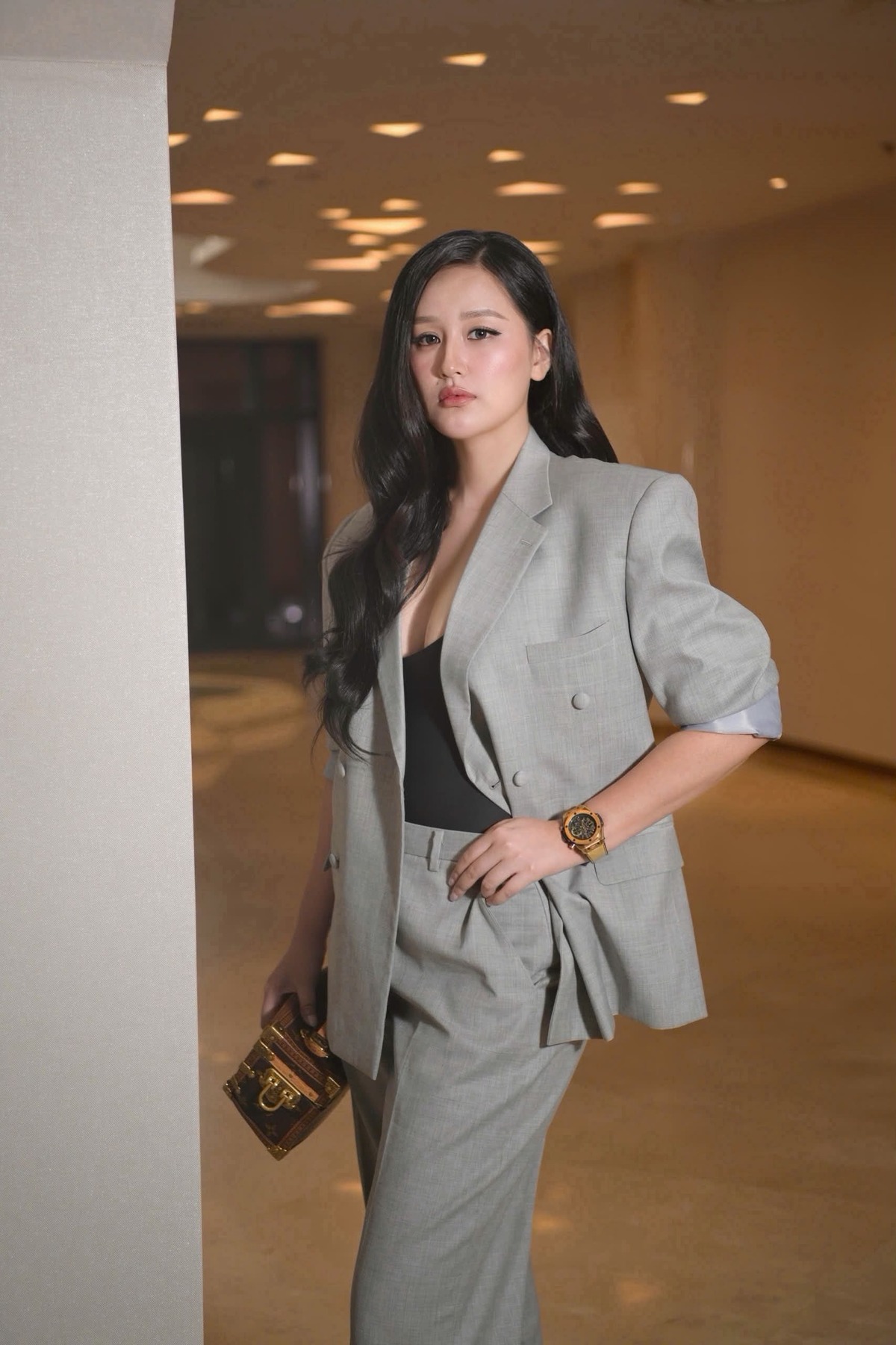 Mai Phương Thúy thu hút sự chú ý với phong cách thanh lịch khi xuất hiện trong bộ vest xám thuộc bộ sưu tập menswear của nhà thiết kế Chung Thanh Phong.