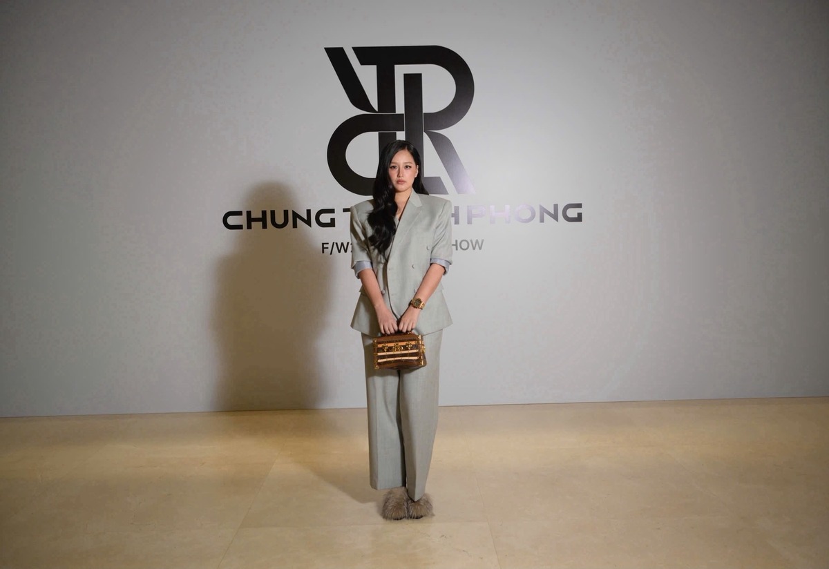 Theo stylist Phong Trương, hoa hậu đặt mua chiếc túi tại Việt Nam, sau đó hãng vận chuyển từ Singapore kèm giấy kiểm định sản phẩm. Anh cho biết thế giới chỉ có vài chiếc và hiện cháy hàng trên toàn cầu.