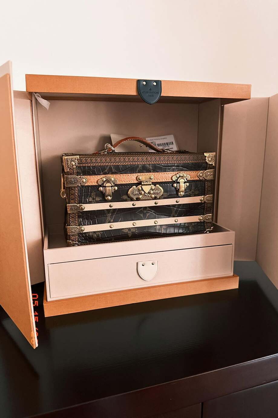 Mai Phương Thúy kết hợp phụ kiện với chiếc túi Louis Vuitton thuộc bộ sưu tập Xuân Hè 2026, trị giá khoảng 1,1 tỷ đồng.