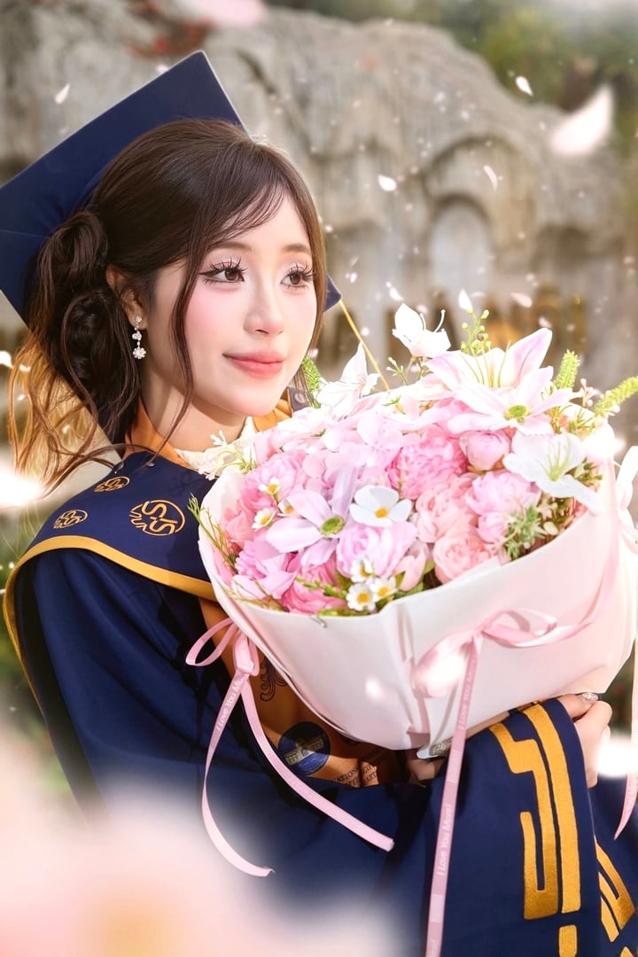 “Em không chứng minh lựa chọn của mình bằng lời nói, mà bằng kết quả sau bốn năm đại học”. Đó là cách Trần Lan Anh (SN 2004, quê Ninh Bình) nhìn lại hành trình của mình sau khi tốt nghiệp loại giỏi tại Trường Khoa học liên ngành và Nghệ thuật - Đại học Quốc gia Hà Nội. Ít ai biết rằng, phía sau thành quả ấy là quyết định từng khiến gia đình lo lắng vì cô chọn theo đuổi ngành học còn khá mới.