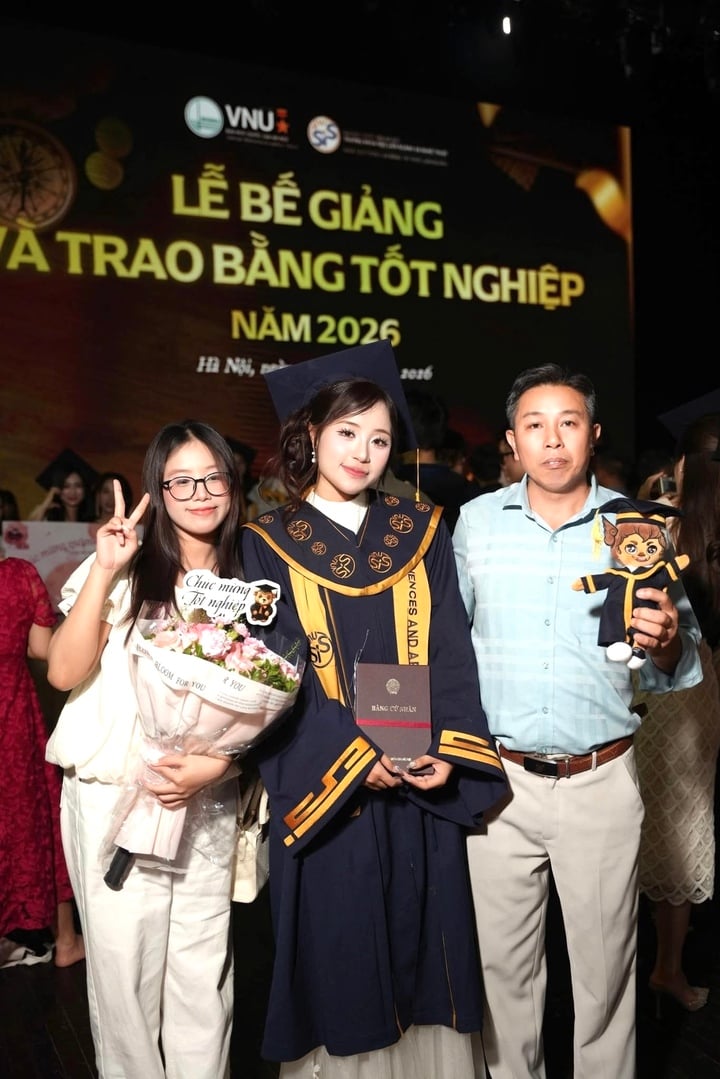 Ấn tượng và mong muốn trở thành sinh viên Đại học Quốc gia Hà Nội, cô quyết định bổ sung thêm nguyện vọng 2 vào ngành Quản trị thương hiệu 2 và đăng ký thêm một nguyện vọng 3 vào ngành Quản lý Giải trí và Sự kiện vào Trường Khoa học liên ngành và Nghệ thuật. Kết quả, Lan Anh không trúng tuyển nguyện vọng 1 và nguyện vọng 2, mà đỗ nguyện vọng 3 - trở thành sinh viên ngành Quản lý Giải trí và Sự kiện. Khi đó, quyết định của cô không nhận được sự đồng thuận hoàn toàn từ gia đình.