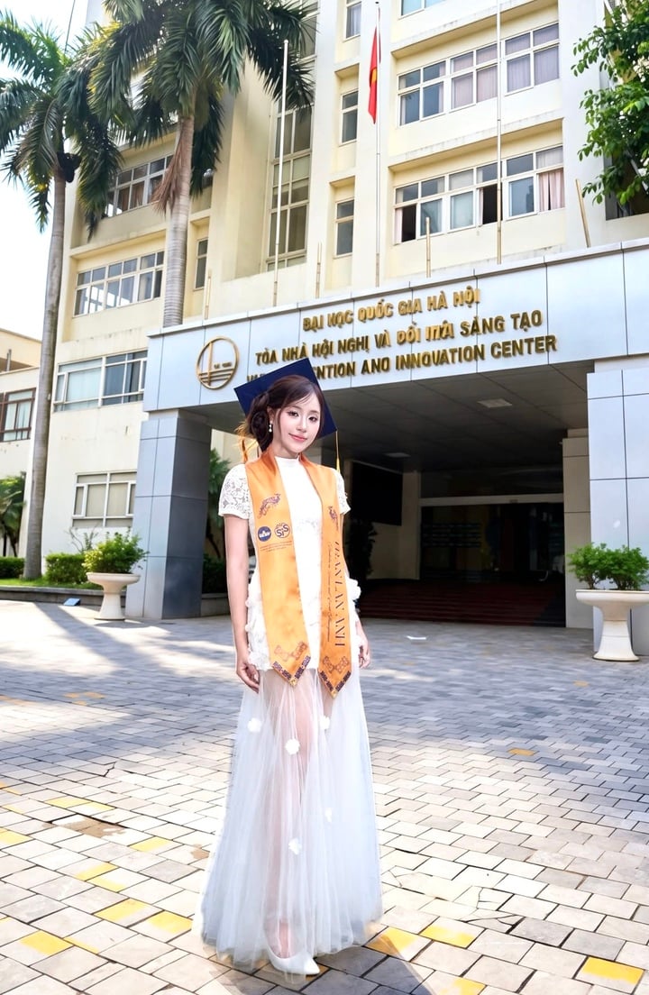 Gửi lời nhắn tới các bạn trẻ đang đứng trước ngưỡng cửa lựa chọn nghề nghiệp, Lan Anh cho rằng điều quan trọng nhất là dám hành động. “Nếu đã chọn đúng hướng đi hay chưa may mắn chọn đúng, hãy dám thử, dám làm và biến những dự định thành hiện thực sớm nhất có thể. Tuổi trẻ là giai đoạn được phép sai và cũng là lúc thuận lợi nhất để sửa sai. Khi có đủ trải nghiệm, các bạn sẽ biết mình thực sự cần gì và nên làm gì trong tương lai”. Với nữ sinh, 4 năm đại học không chỉ là những thành tích mà là hành trình chứng minh rằng sự kiên định với lựa chọn của bản thân với niềm tin “nếu đi cùng nỗ lực và tinh thần dấn thân, sẽ tạo nên những thành quả xứng đáng”.