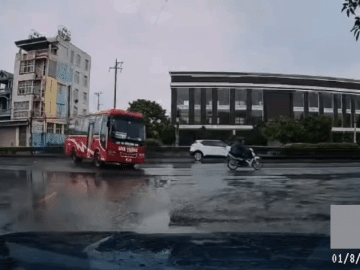 Clip: Xe khách trượt bánh trên đường trơn ướt