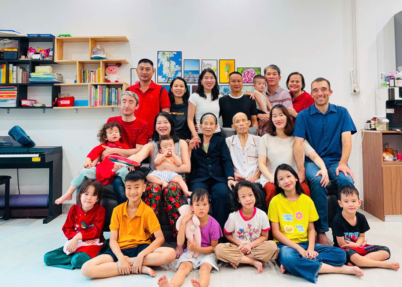 Vợ chồng ông Lồng bên con cháu 