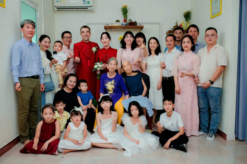 Ảnh kỷ niệm của đại gia đình trong đám cưới của chị Trinh
