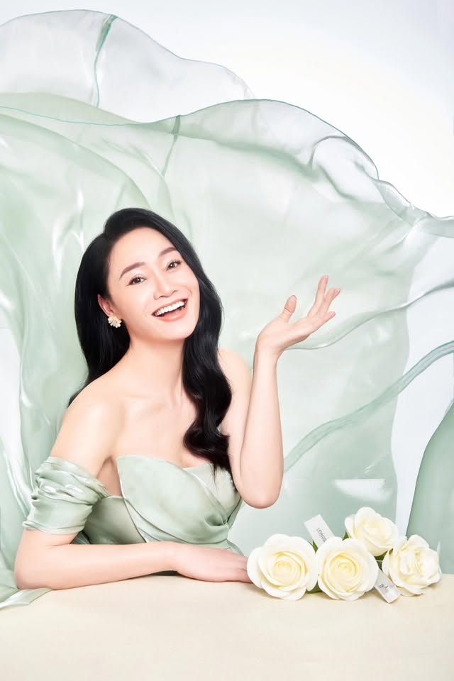 Nữ nghệ sĩ còn nhấn mạnh, chị em muốn tập gì cũng được không nhất thiết phải yoga hay gym, miễn sao cơ thể được vận động, được toát mồ hôi để tinh thần thoải mái, khỏe khoắn, vượt qua những áp lực cuộc sống. Chính tư duy đó đã khiến cho một nghệ sĩ ở tuổi 49 đã trải qua 2 lần sinh nở vẫn giữ được vòng eo thon cùng vẻ ngoài hack tuổi.