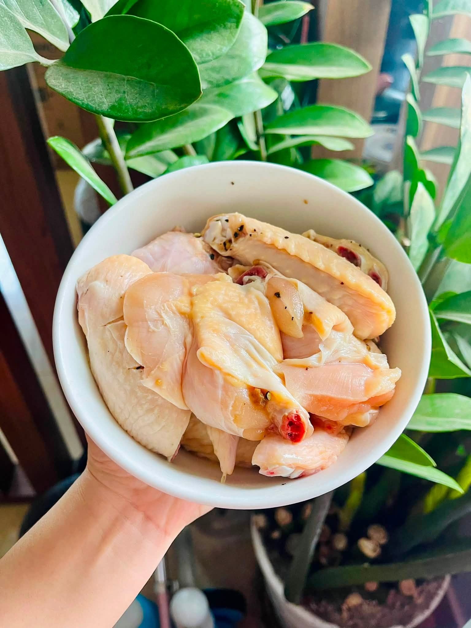 Cánh gà mua về rửa sạch ướp cùng gia vị