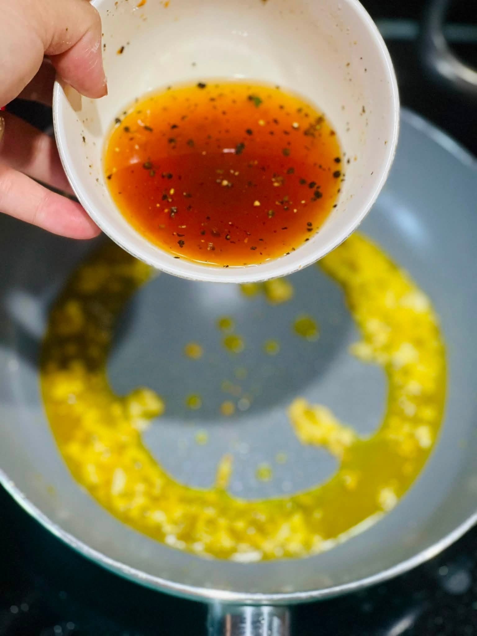 Đổ nước sốt vào