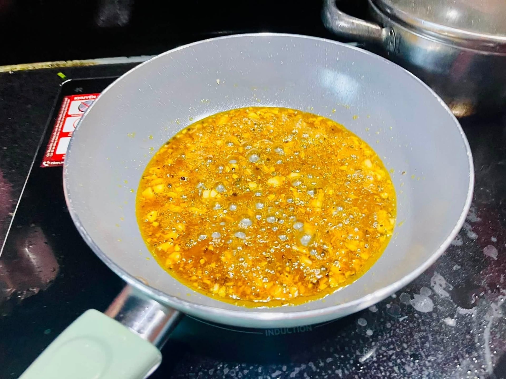 Đun hỗn hợp sệt lại