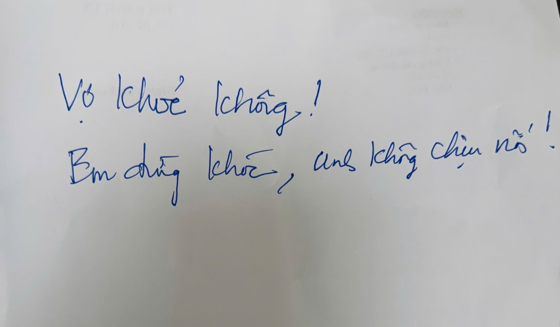 Dòng chữ ông T. viết cho vợ ngay khi rút ống nội khí quản sau ca ghép phổi. Ảnh: BVCC
