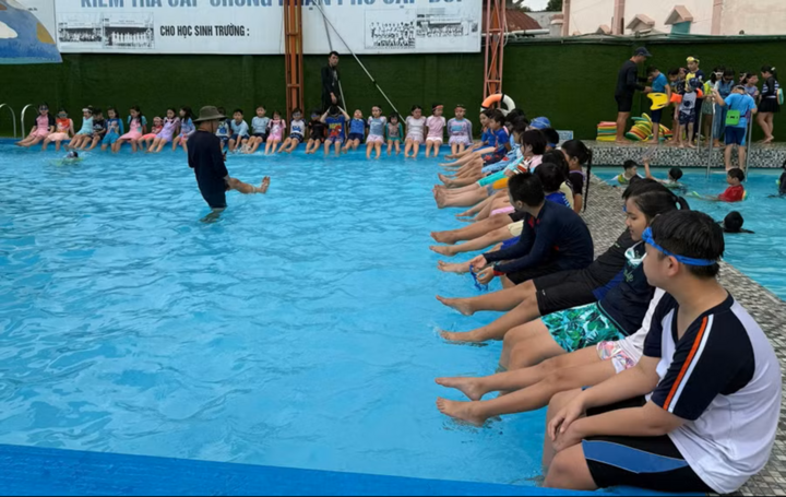 TP.HCM dự kiến cấp cho mỗi học sinh hơn 1 triệu đồng để học bơi bao gồm chi phí học và chi phí vận chuyển. (Ảnh minh họa)