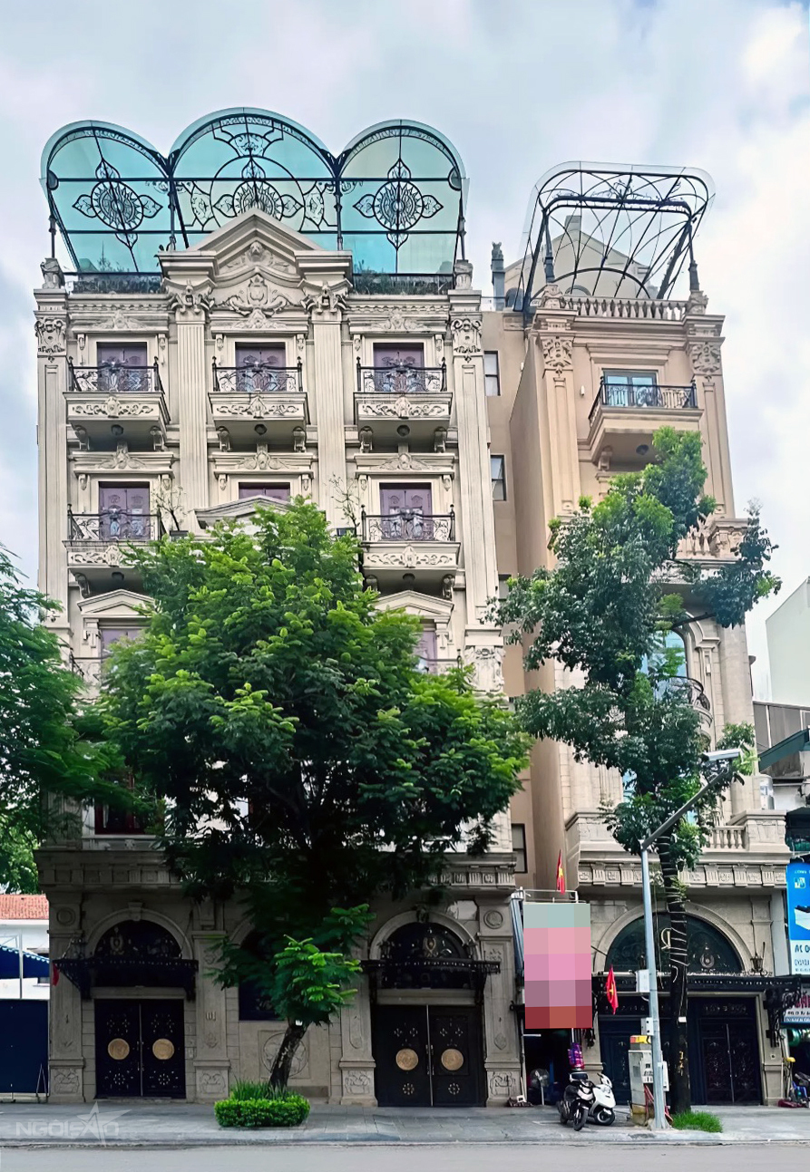Nhà vợ chồng Đỗ Mỹ Linh (phải) xây sát vách nhà bố mẹ doanh nhân Đỗ Vinh Quang. Ảnh: Nana