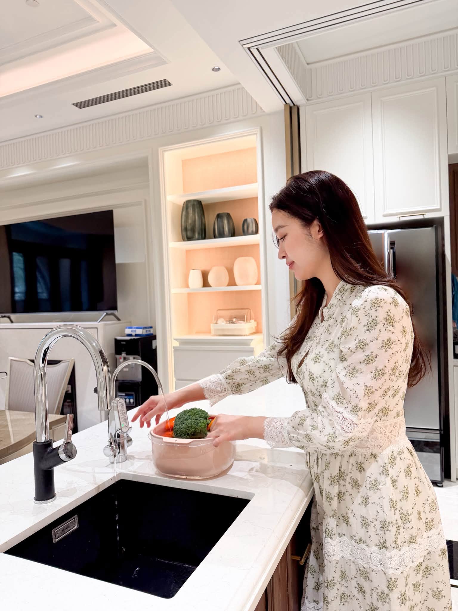 Nội thất trong cơ ngơi mới của vợ chồng Đỗ Mỹ Linh hướng đến sự hiện đại, sang trọng với tông trắng be chủ đạo. Ảnh: FBNV