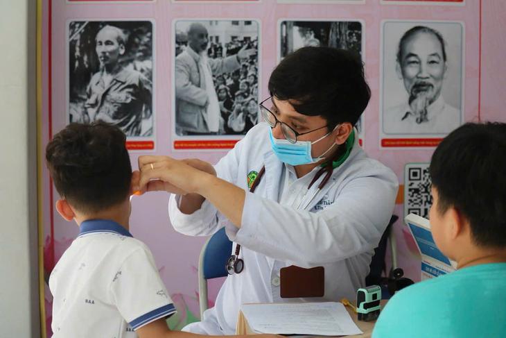 Bệnh viện Nhi Đồng 2 khám sức khỏe cho học sinh Trường Tiểu học Võ Trường Toản. Ảnh: BVCC