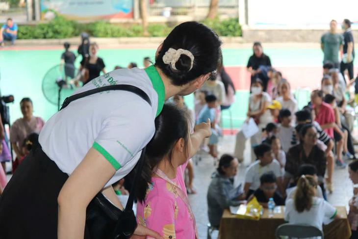 Học sinh Trường Tiểu học Võ Trường Toản chờ khám sức khỏe định kỳ. Ảnh: BVCC