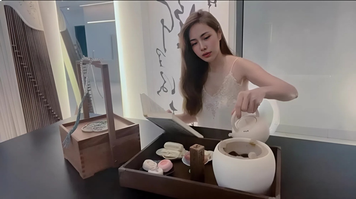 Sau thời gian dài vắng bóng, Thủy Tiên xuất hiện trở lại, gây chú ý với khoảnh khắc thưởng trà trong biệt thự trắng 300 m2 - 1