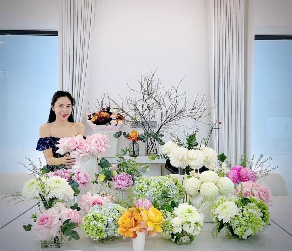 Sau thời gian dài vắng bóng, Thủy Tiên xuất hiện trở lại, gây chú ý với khoảnh khắc thưởng trà trong biệt thự trắng 300 m2 - 3