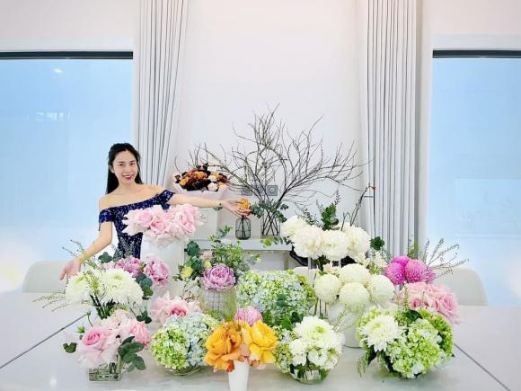 Sau thời gian dài vắng bóng, Thủy Tiên xuất hiện trở lại, gây chú ý với khoảnh khắc thưởng trà trong biệt thự trắng 300 m2 - 4