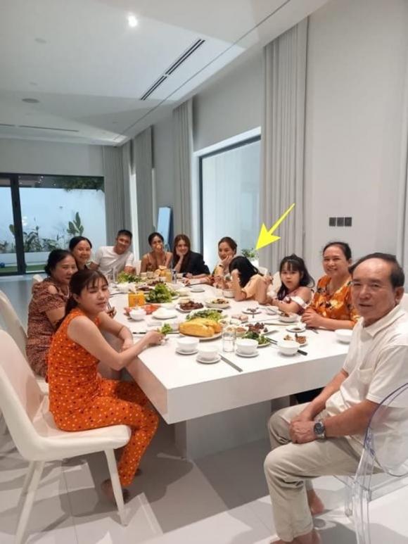 Sau thời gian dài vắng bóng, Thủy Tiên xuất hiện trở lại, gây chú ý với khoảnh khắc thưởng trà trong biệt thự trắng 300 m2 - 6