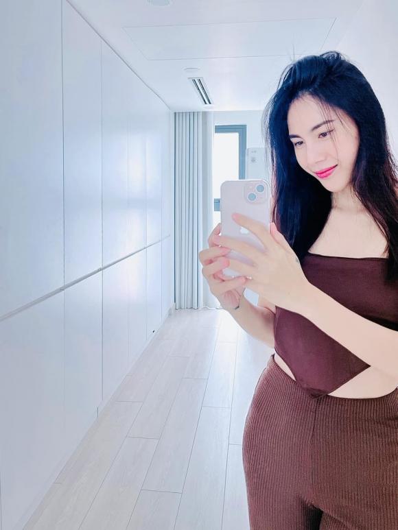 Sau thời gian dài vắng bóng, Thủy Tiên xuất hiện trở lại, gây chú ý với khoảnh khắc thưởng trà trong biệt thự trắng 300 m2 - 9