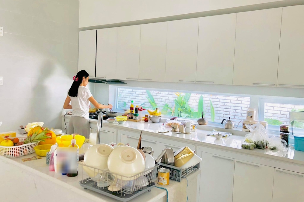 Sau thời gian dài vắng bóng, Thủy Tiên xuất hiện trở lại, gây chú ý với khoảnh khắc thưởng trà trong biệt thự trắng 300 m2 - 11