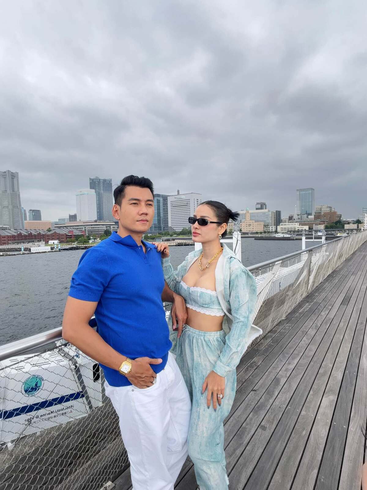 Gia đình Phương Trinh Jolie đang tận hưởng chuyến du ngoạn kéo dài hơn một tuần tại đất nước mặt trời mọc. Khám phá Yokohama trong ngày thứ 4 của kỳ nghỉ, mỹ nhân 38 tuổi ghi dấu phong cách bằng set đồ layer năng động, điểm nhấn là chiếc bra top gợi cảm. Trong khi đó, diễn viên Lý Bình phối trang phục gam xanh - trắng đồng điệu với vợ.